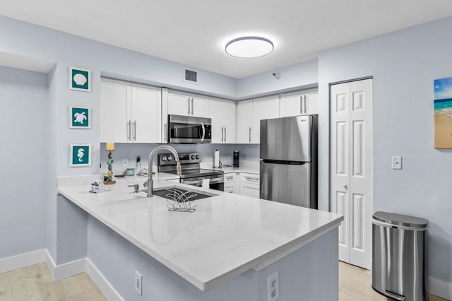 140 Yacht Club Way 107, Hypoluxo, FL 33462