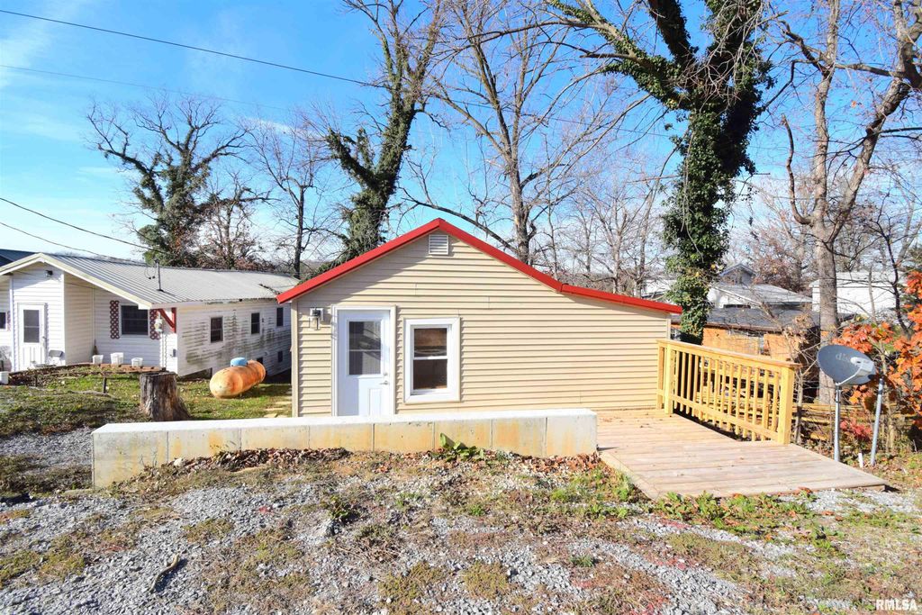 Image 1 of property listing at 18701 N Miller Lake Lane, Mt Vernon, IL 62864