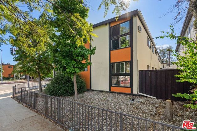 7601 Whitsett Avenue, North Hollywood, CA 91605