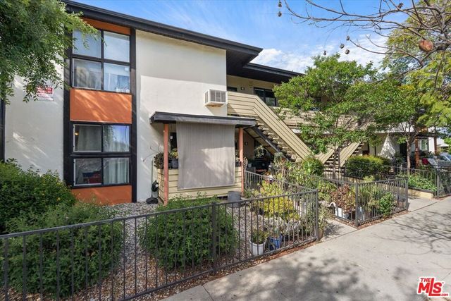 7601 Whitsett Avenue, North Hollywood, CA 91605