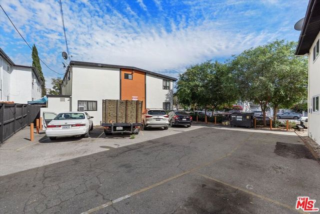 7601 Whitsett Avenue, North Hollywood, CA 91605