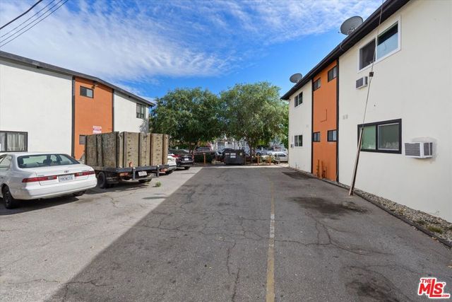 7601 Whitsett Avenue, North Hollywood, CA 91605