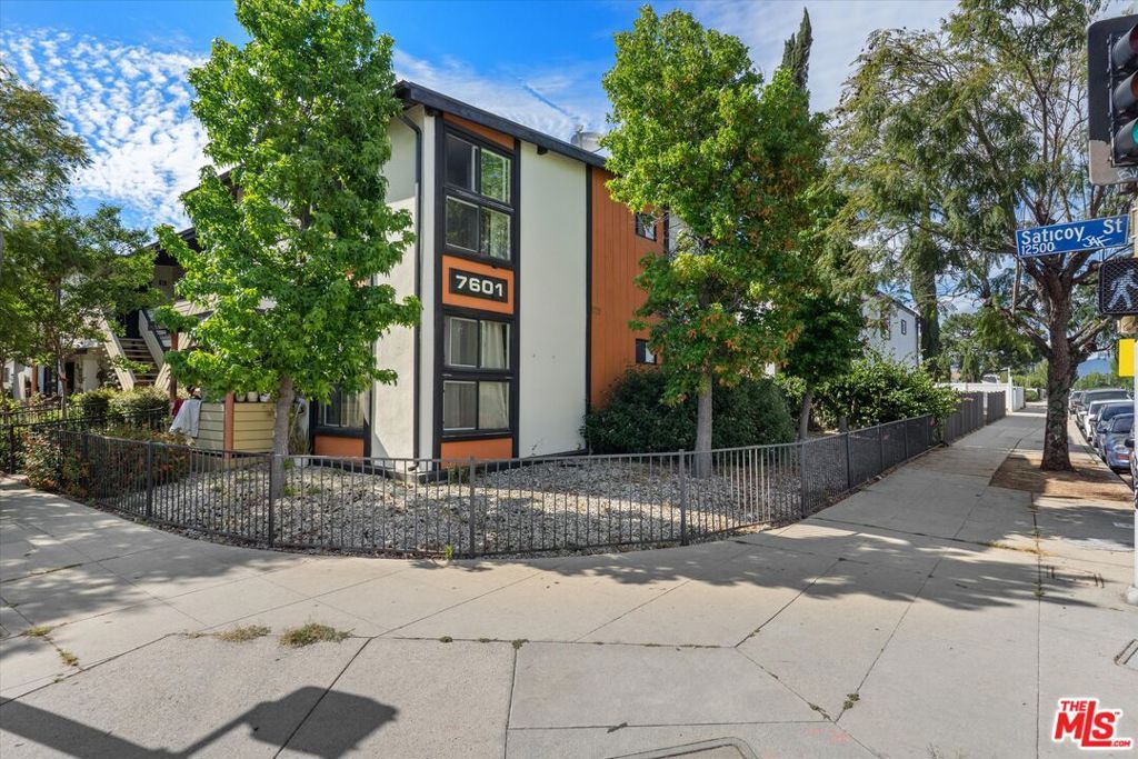 7601 Whitsett Avenue, North Hollywood, CA 91605