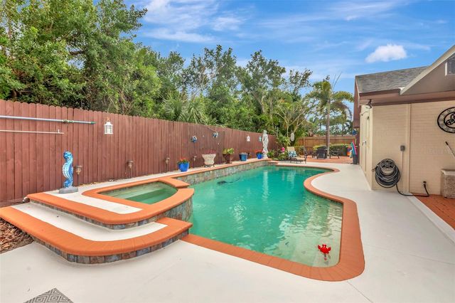 8233 FOREST CIRCLE, Seminole, FL 33776