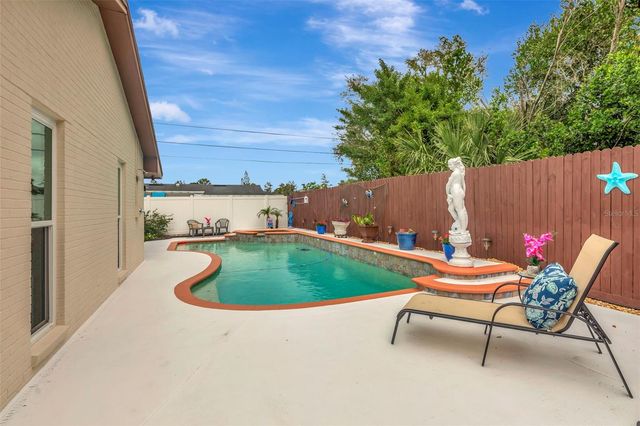 8233 FOREST CIRCLE, Seminole, FL 33776