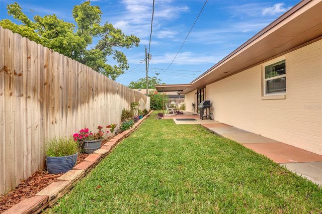 8233 FOREST CIRCLE, Seminole, FL 33776