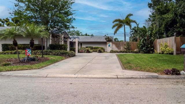 8233 FOREST CIRCLE, Seminole, FL 33776