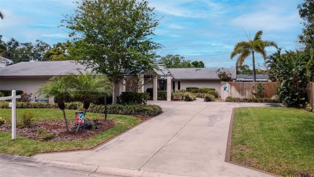 8233 FOREST CIRCLE, Seminole, FL 33776