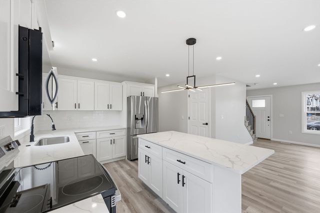 14 Crane St, Springfield, MA 01104