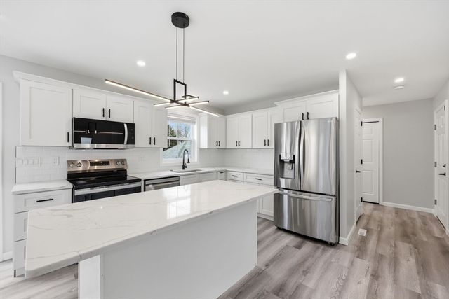 14 Crane St, Springfield, MA 01104