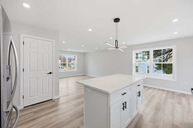 14 Crane St, Springfield, MA 01104