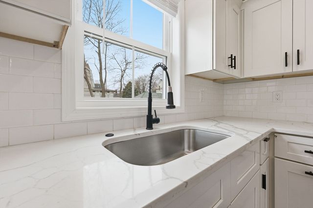 14 Crane St, Springfield, MA 01104