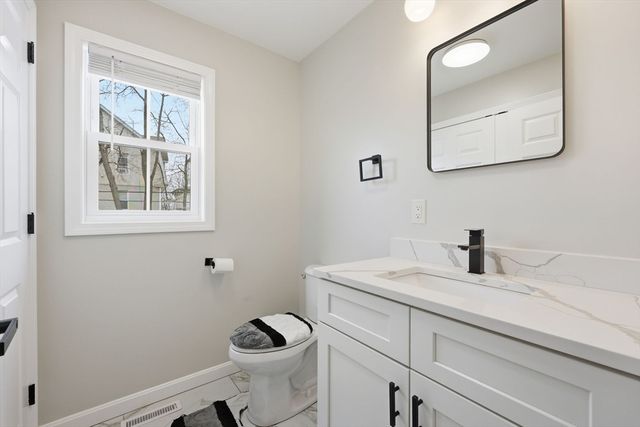 14 Crane St, Springfield, MA 01104