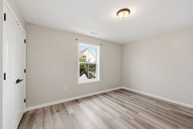 14 Crane St, Springfield, MA 01104