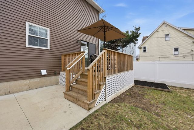 14 Crane St, Springfield, MA 01104