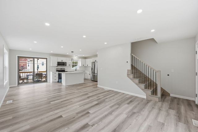 14 Crane St, Springfield, MA 01104