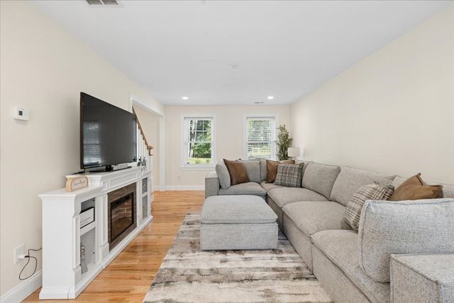 44 California, Tewksbury, MA 01876