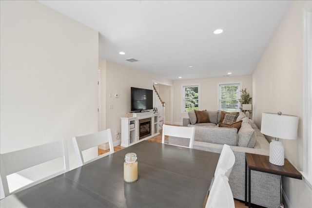 44 California, Tewksbury, MA 01876