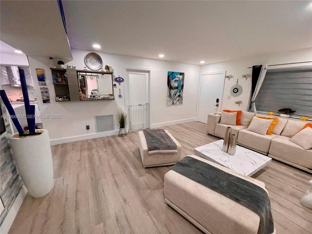 8635 NW 8th St 311, Miami, FL 33126