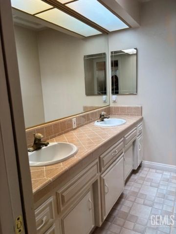 2300 El Portal Drive 69, Bakersfield, CA 93309