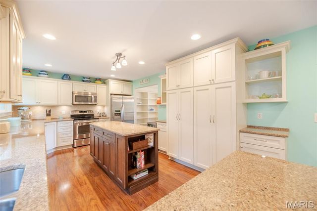 231 Oakbriar Farm Drive, Ballwin, MO 63021