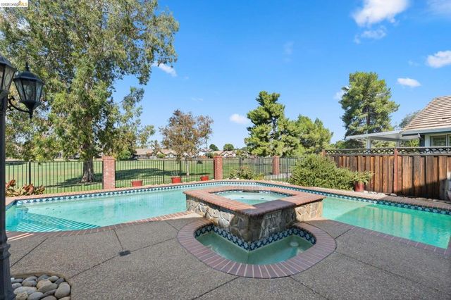 2216 Colonial Ct, Discovery Bay, CA 94505
