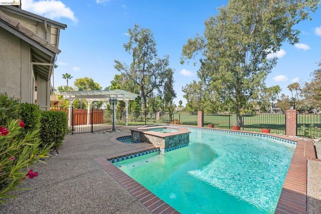 2216 Colonial Ct, Discovery Bay, CA 94505