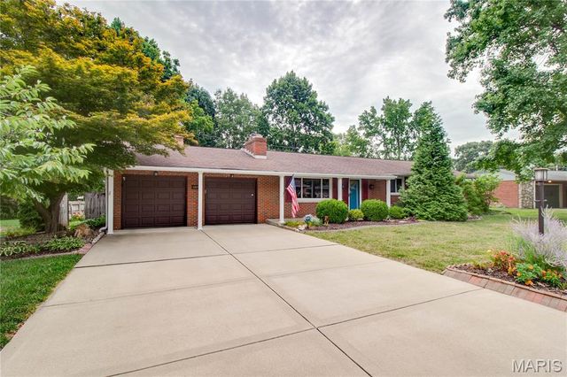 4805 Chateau Drive, Godfrey, IL 62035