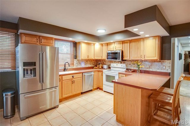 4805 Chateau Drive, Godfrey, IL 62035