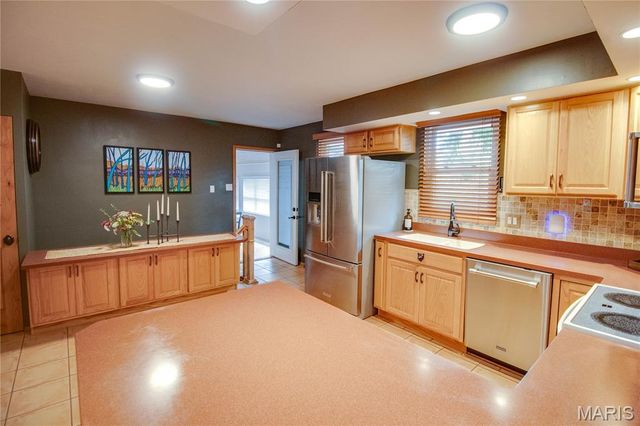4805 Chateau Drive, Godfrey, IL 62035
