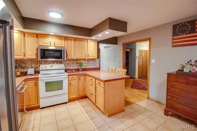4805 Chateau Drive, Godfrey, IL 62035