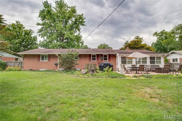 4805 Chateau Drive, Godfrey, IL 62035