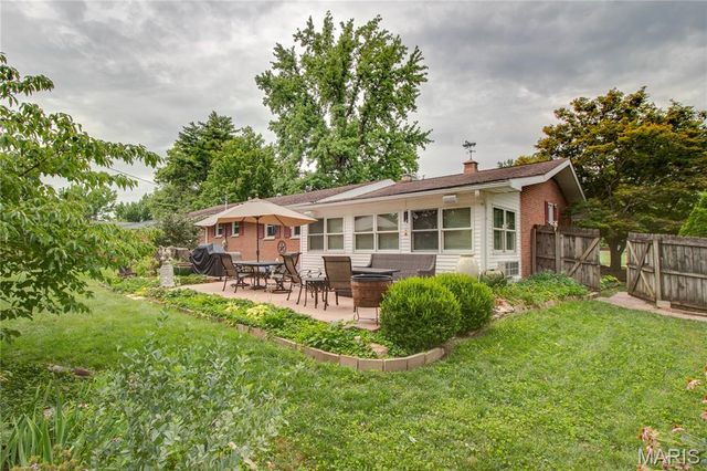 4805 Chateau Drive, Godfrey, IL 62035