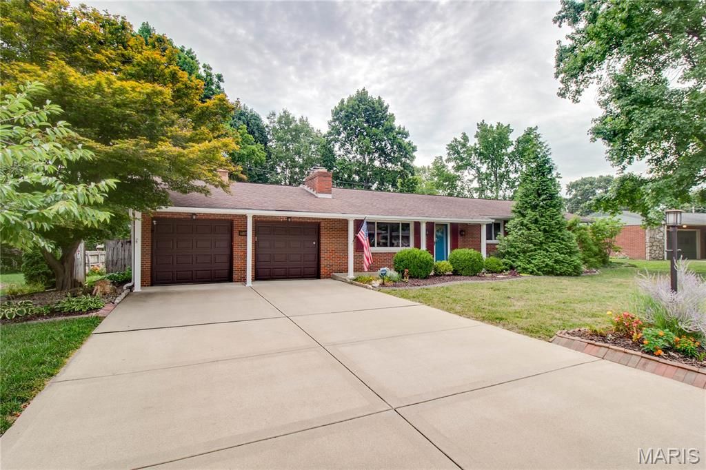 Image 2 of property listing at 4805 Chateau Drive, Godfrey, IL 62035