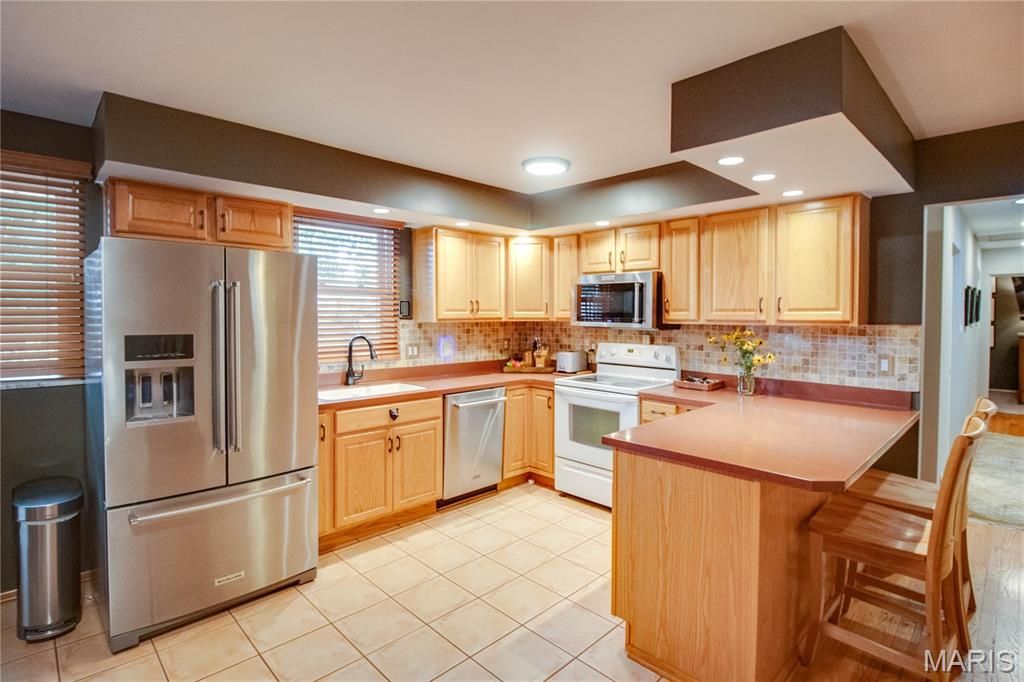 Image 12 of property listing at 4805 Chateau Drive, Godfrey, IL 62035