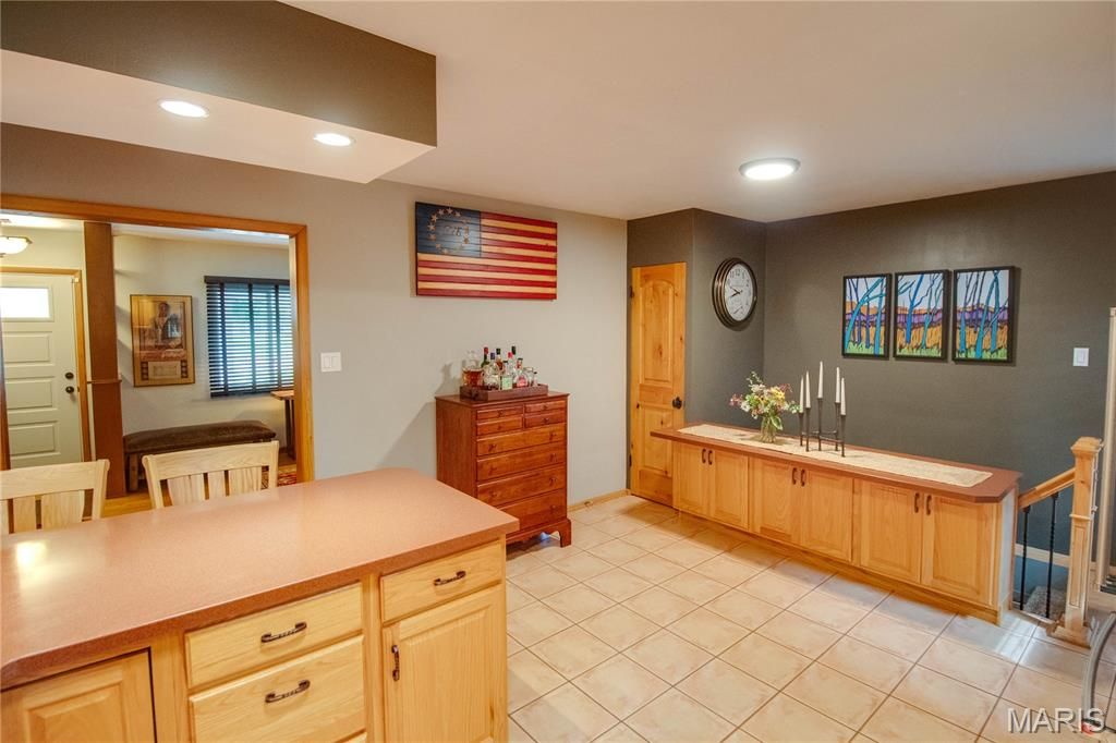 Image 15 of property listing at 4805 Chateau Drive, Godfrey, IL 62035