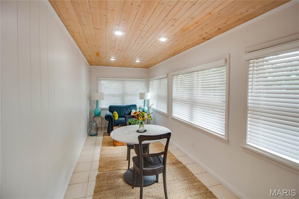 Image 16 of property listing at 4805 Chateau Drive, Godfrey, IL 62035
