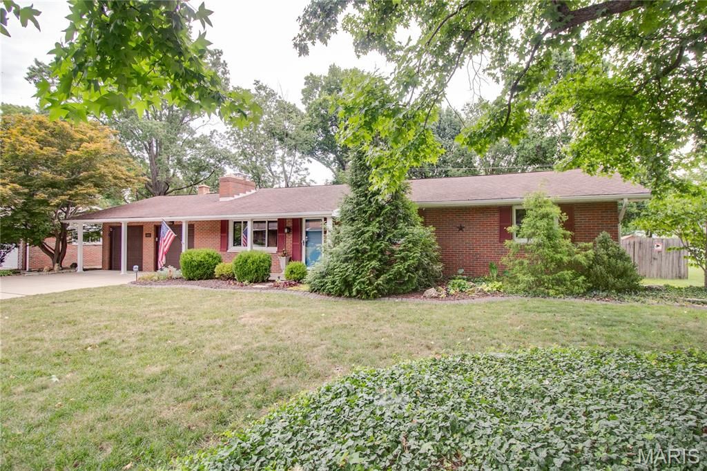 Image 3 of property listing at 4805 Chateau Drive, Godfrey, IL 62035