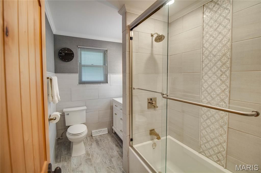 Image 26 of property listing at 4805 Chateau Drive, Godfrey, IL 62035