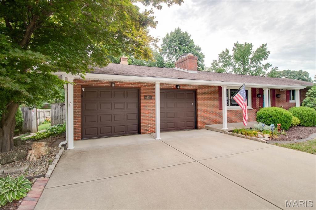 Image 4 of property listing at 4805 Chateau Drive, Godfrey, IL 62035