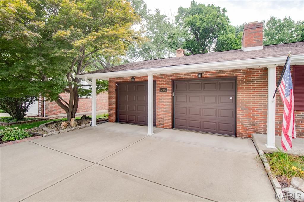 Image 5 of property listing at 4805 Chateau Drive, Godfrey, IL 62035