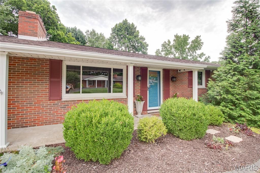 Image 6 of property listing at 4805 Chateau Drive, Godfrey, IL 62035