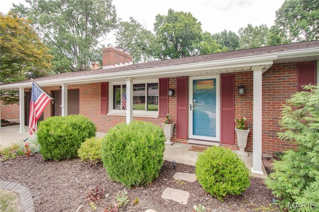 Image 7 of property listing at 4805 Chateau Drive, Godfrey, IL 62035