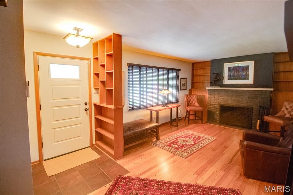 Image 8 of property listing at 4805 Chateau Drive, Godfrey, IL 62035