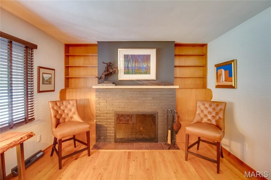 Image 9 of property listing at 4805 Chateau Drive, Godfrey, IL 62035