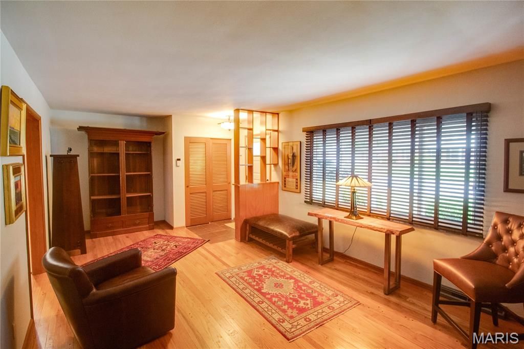 Image 10 of property listing at 4805 Chateau Drive, Godfrey, IL 62035