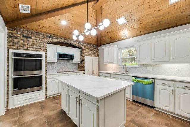 915 Greenbriar Lane, Duncanville, TX 75137