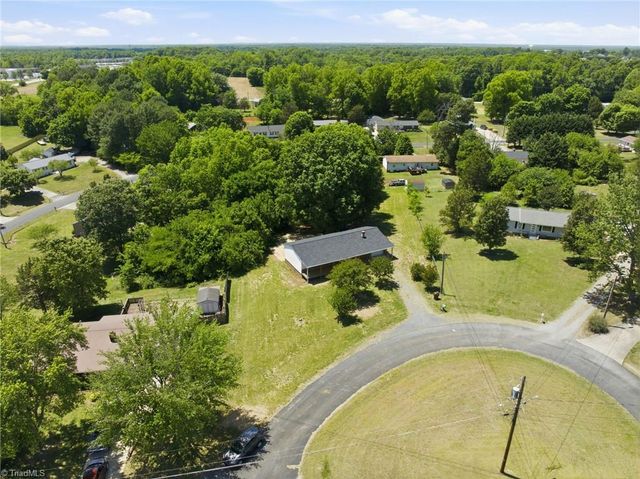 4237 Valley Circle, Thomasville, NC 27360