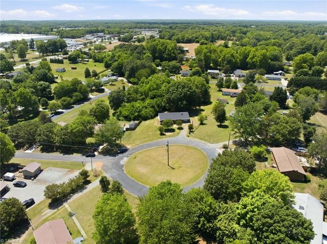 4237 Valley Circle, Thomasville, NC 27360