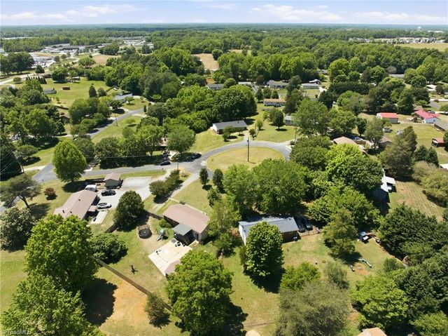4237 Valley Circle, Thomasville, NC 27360